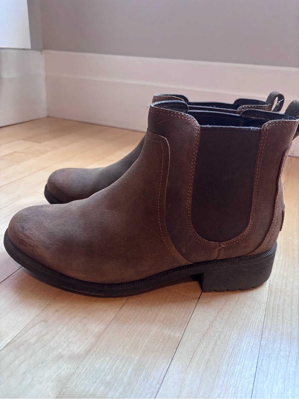 Women’s UGG Brown Suede Chelsea Boot bonham II size 9